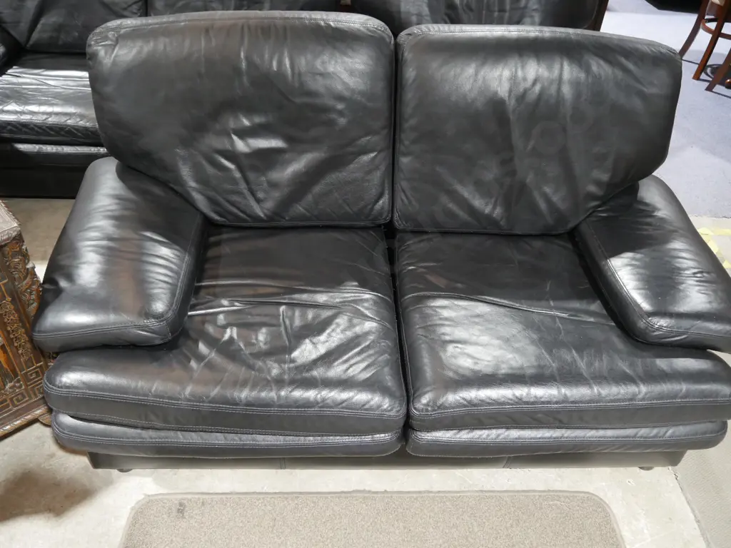 Three-piece black leather lounge suite Image 1++