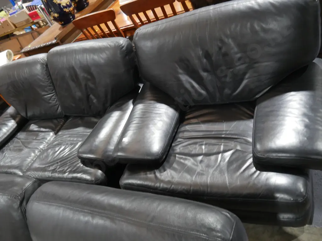 Three-piece black leather lounge suite Image 1++
