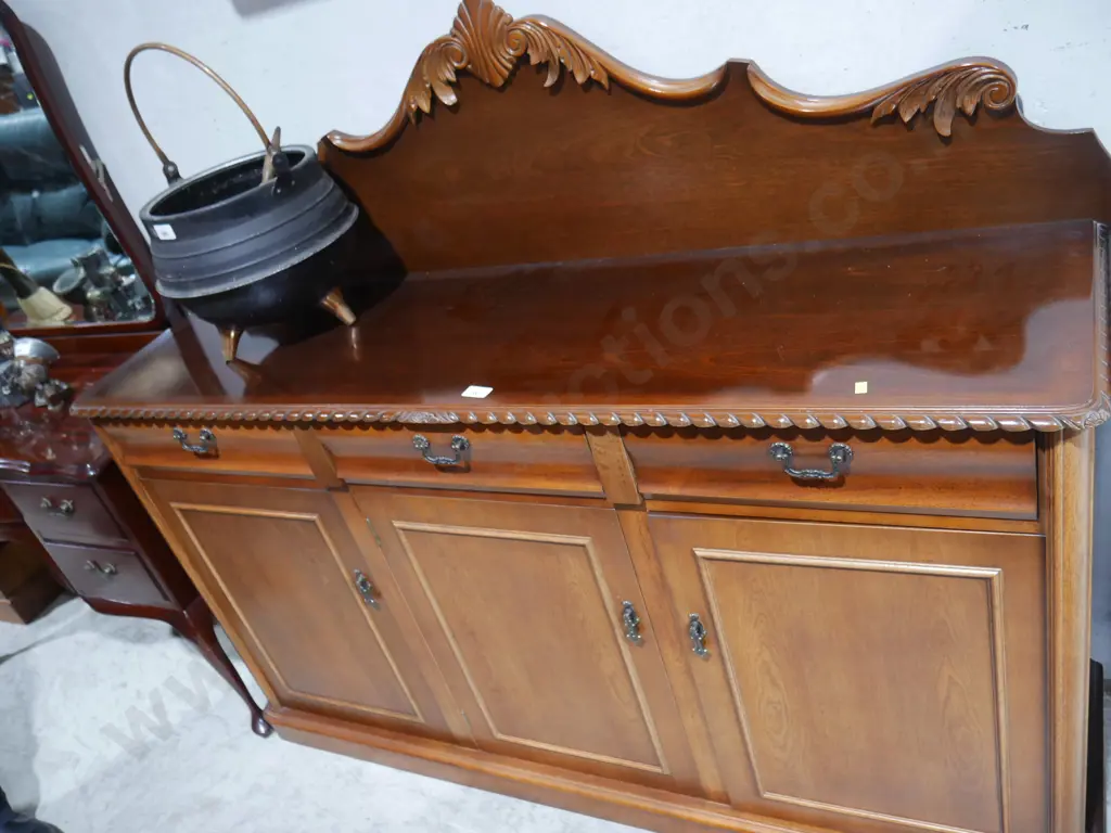 Sideboard Image 1++