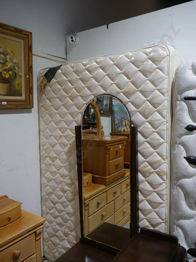 Queen mattress and base Image 1++