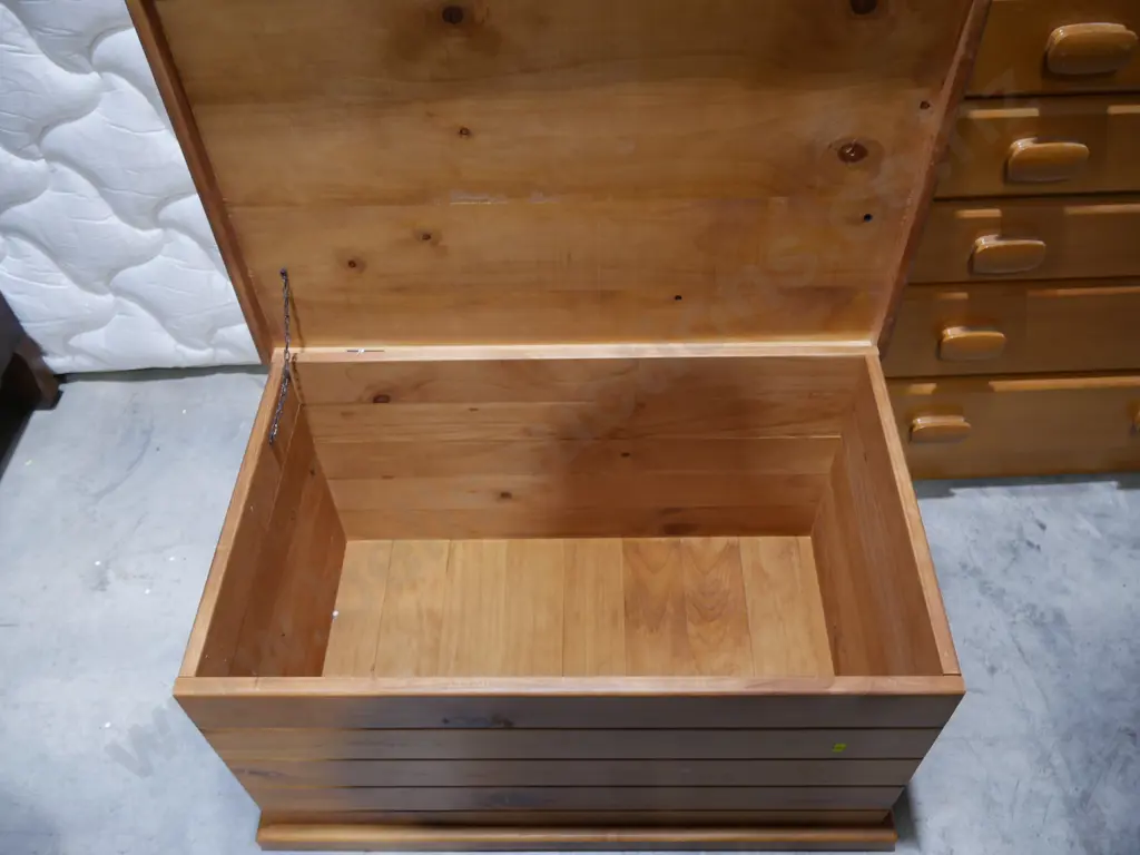Wooden trunk Image 1++