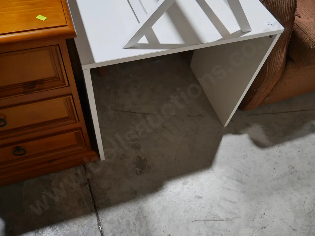 White table Image 1++