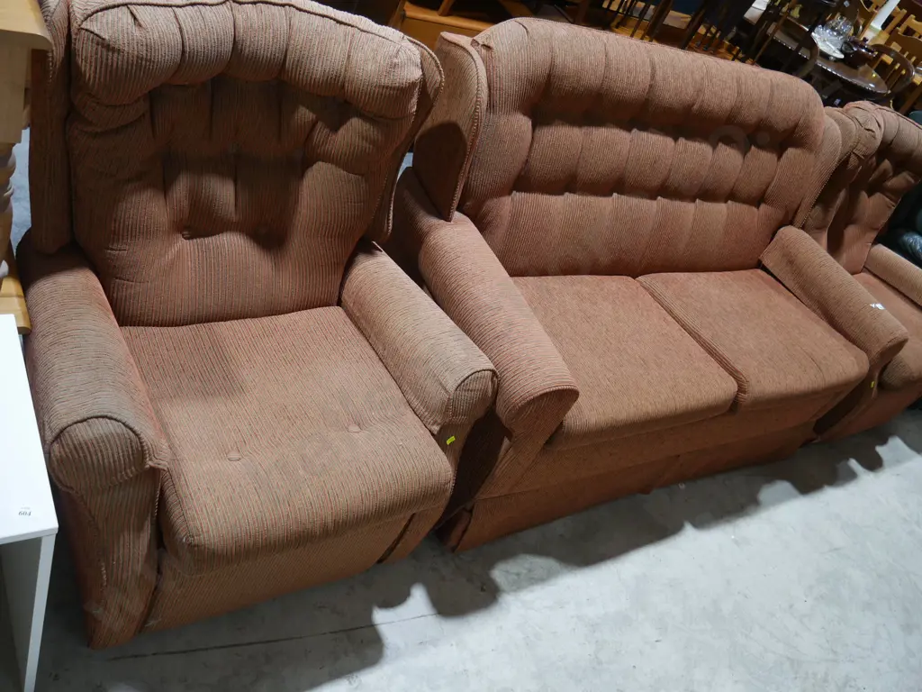 Three piece lounge suite Image 1++