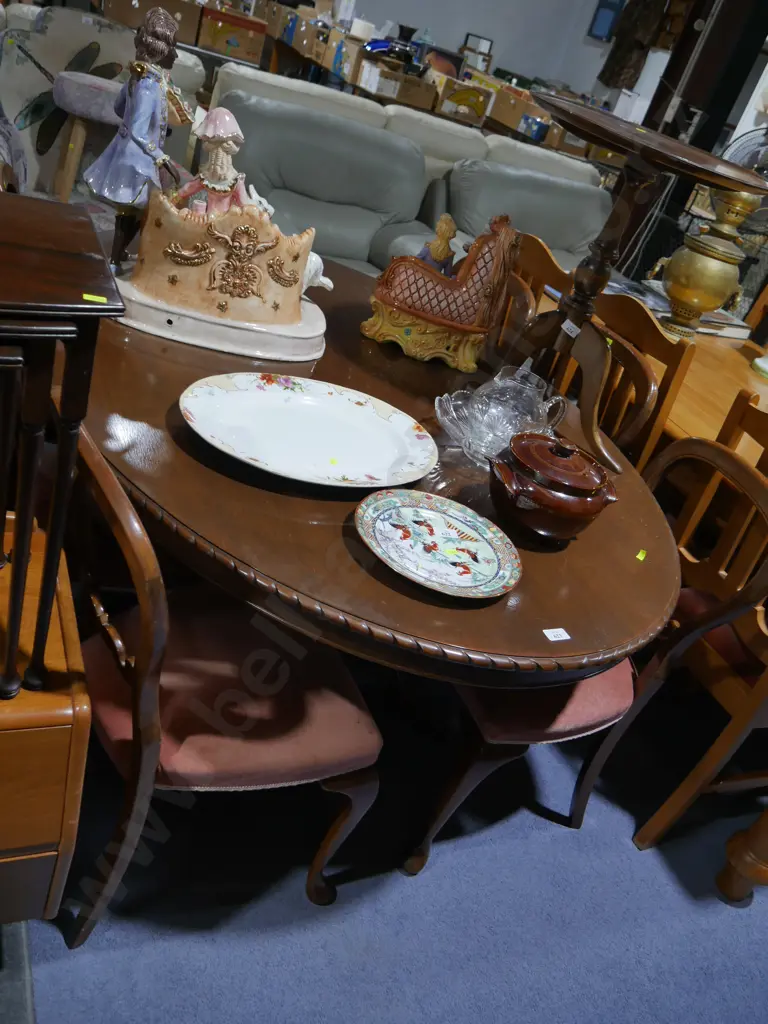 Dining table and 6 chairs Image 1++