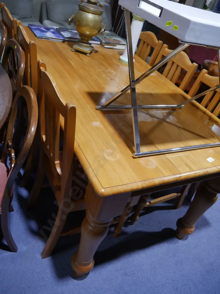 Dining table and 6 chairs Image 1++