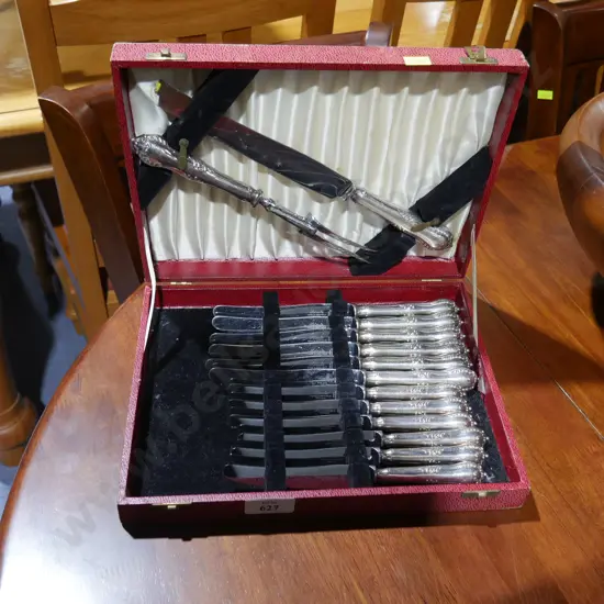 Cased cutlery set