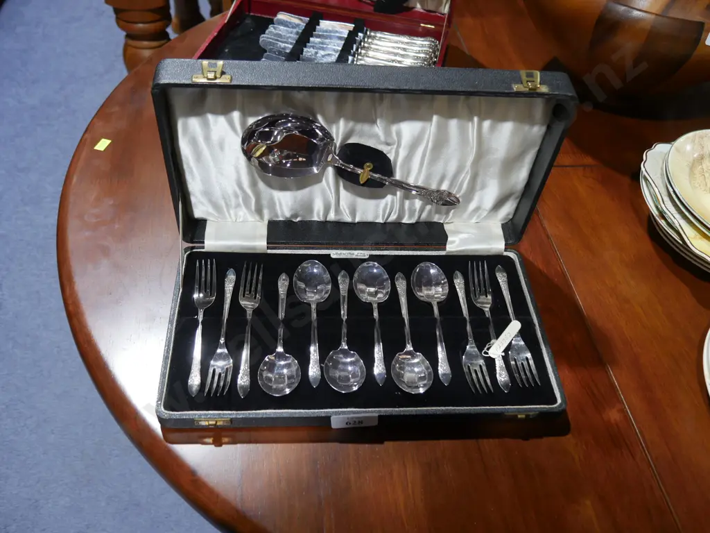 Cased cutlery set Image 1++