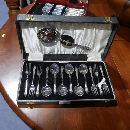 Cased cutlery set