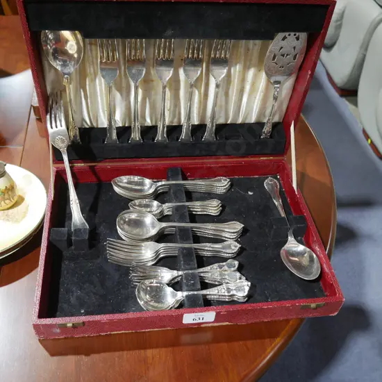 Cased cutlery set