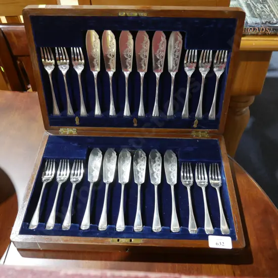 Cased cutlery set