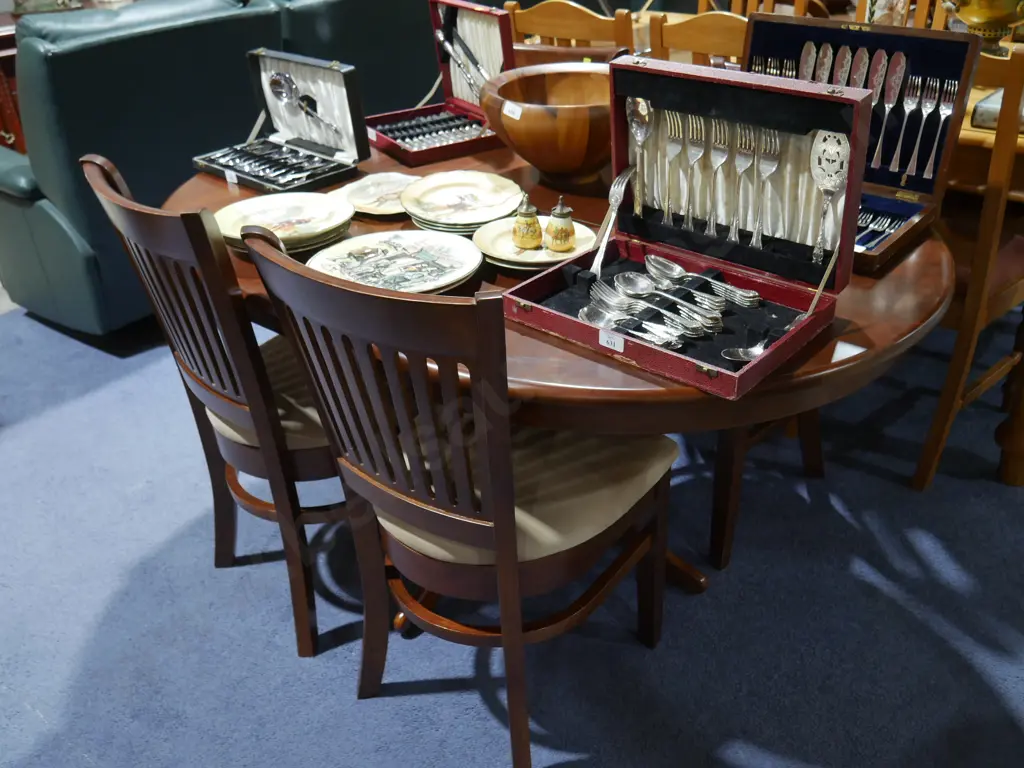 Extension dining table and four chairs Image 1++