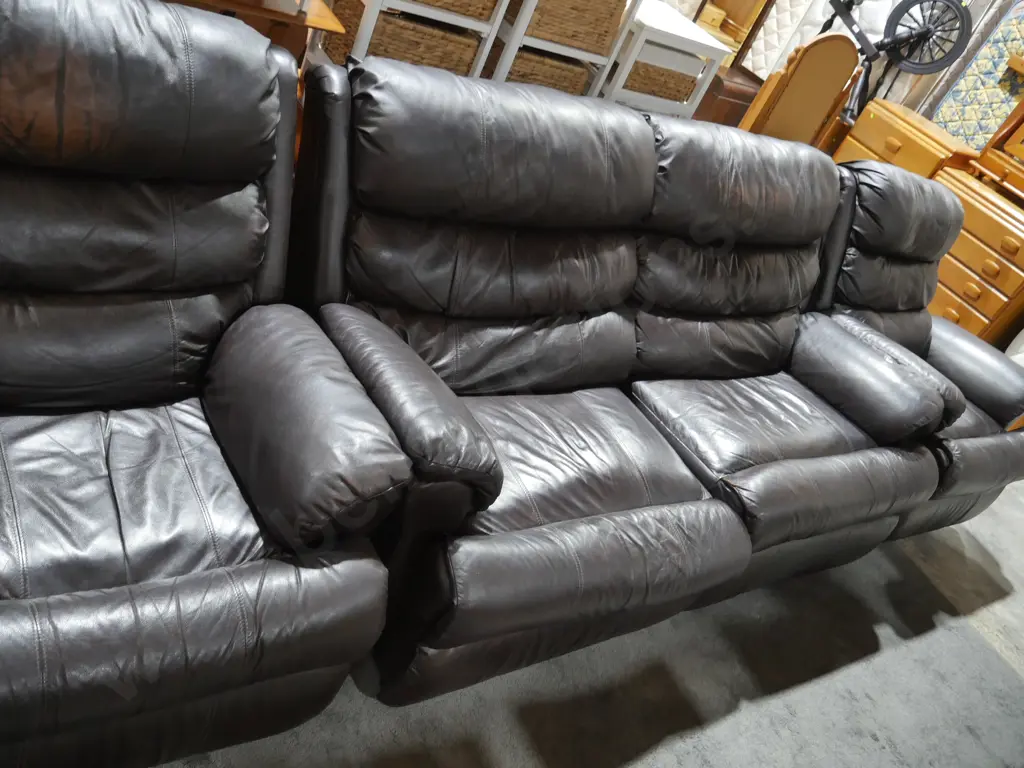 Three-piece brown leather lounge suite Image 1++