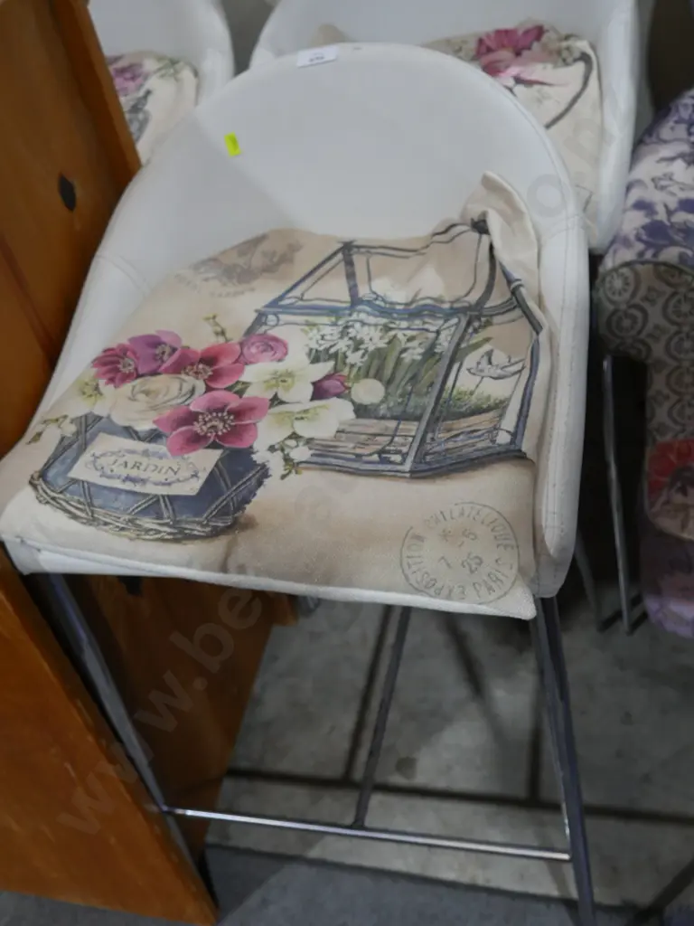 3 bar stools Image 1++