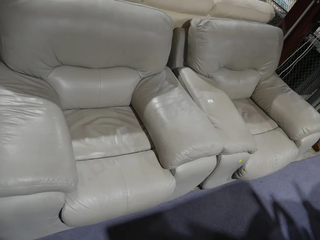 2 lazy boy lounge chairs Image 1++