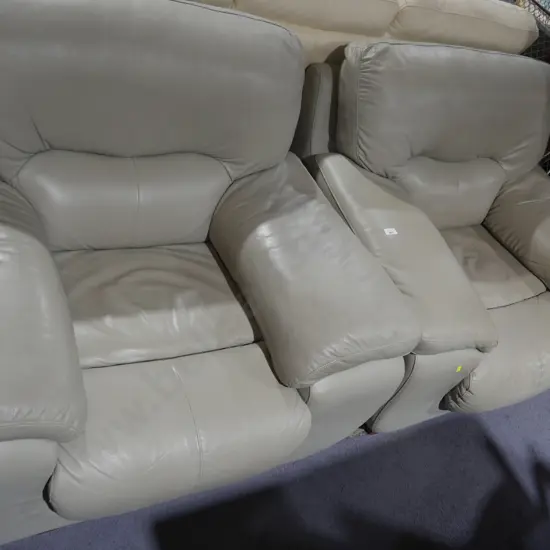 2 lazy boy lounge chairs