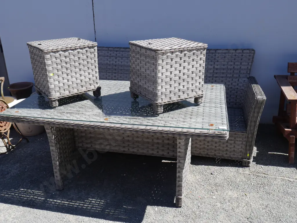 Outdoor dining suite Image 1++