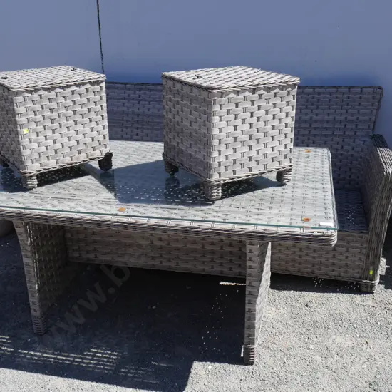 Outdoor dining suite