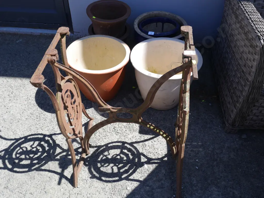 Cast iron treadle base Image 1++