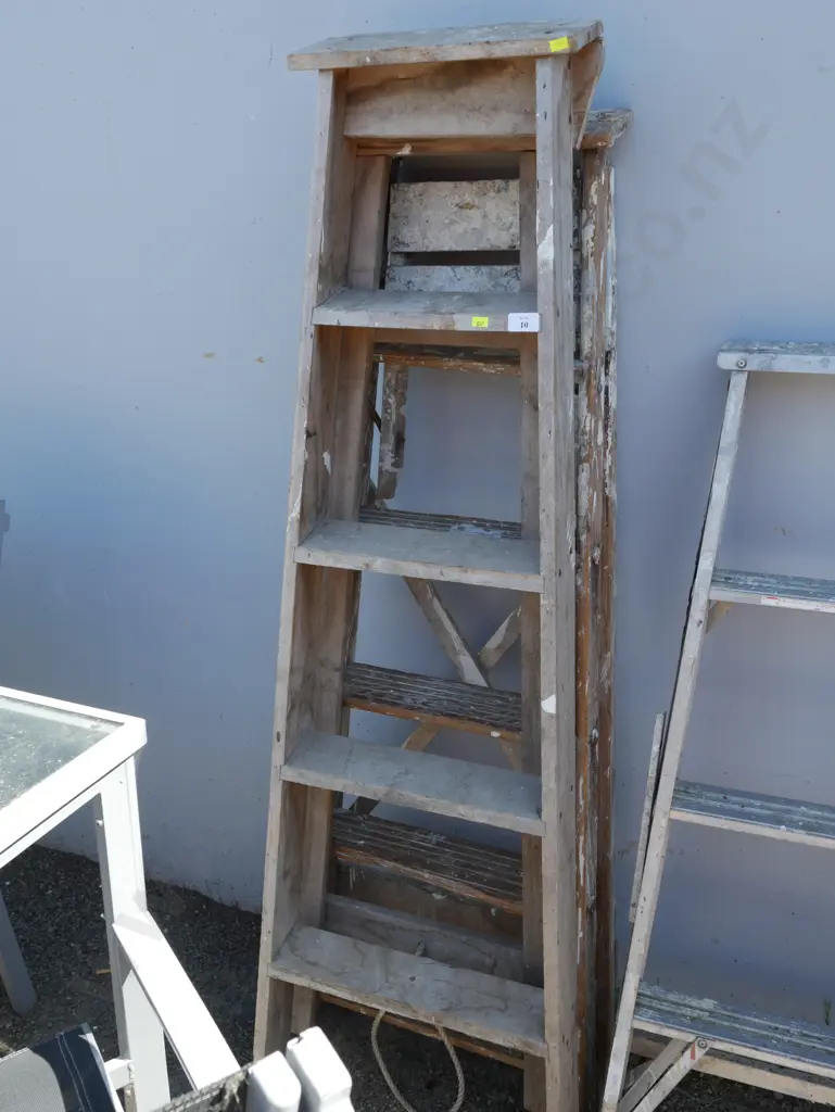 2 wooden ladders Image 1++