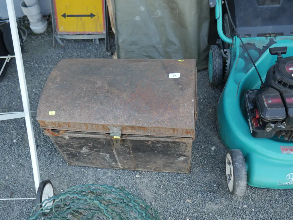Metal trunk etc Image 1++