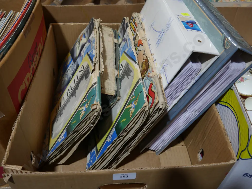 Assorted postcards and albums Image 1++