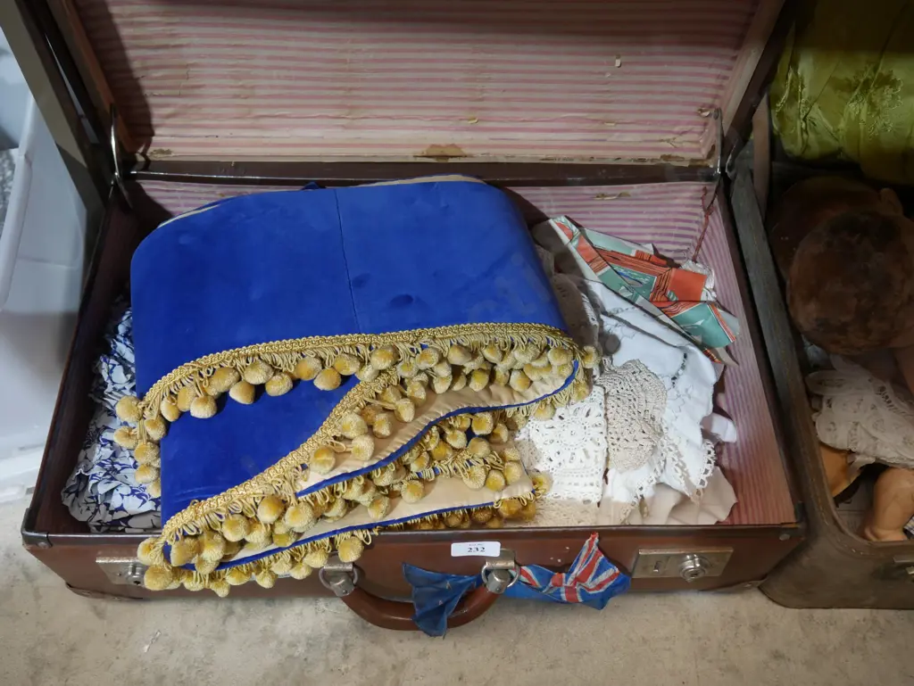 Case of table lace etc Image 1++
