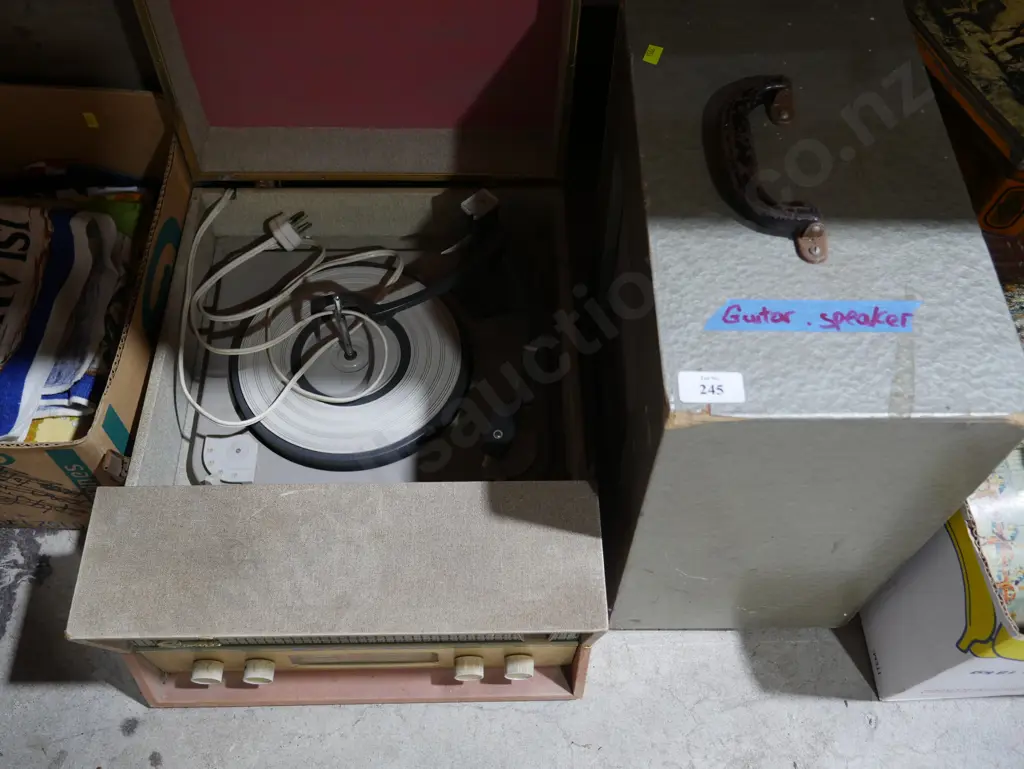 Record player and speaker Image 1++