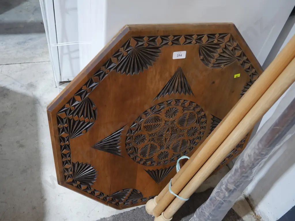 Carved table top Image 1++