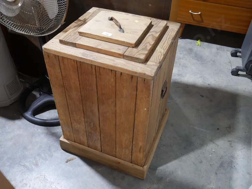 Vintage ice box Image 1++