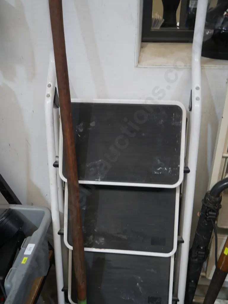 Step ladder Image 1++