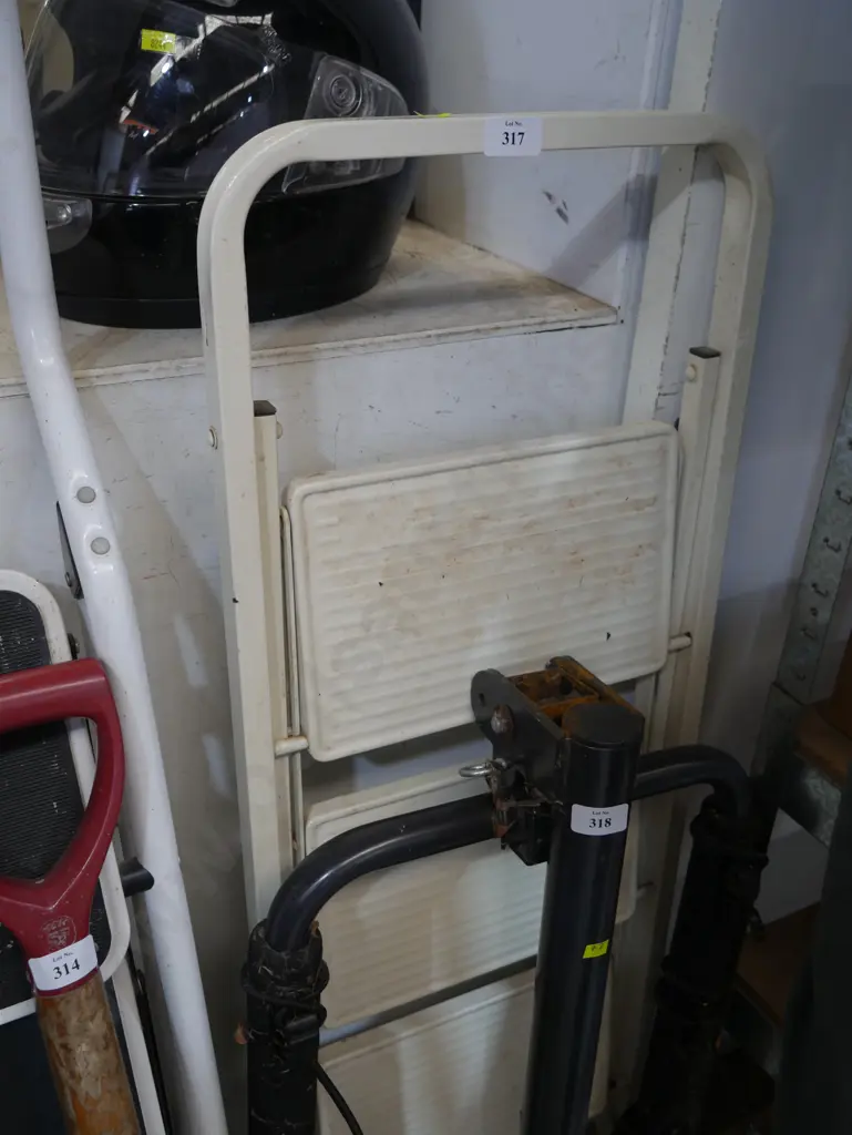 Step ladder Image 1++