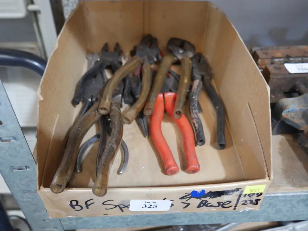 Pliers Image 1++