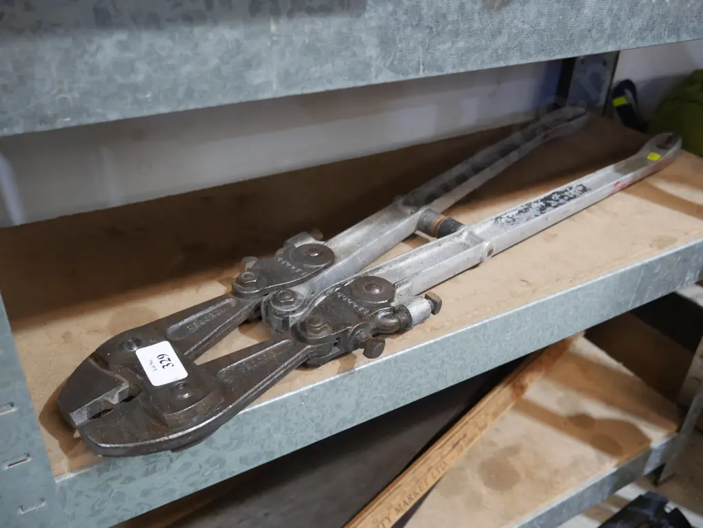Large pliers Image 1++