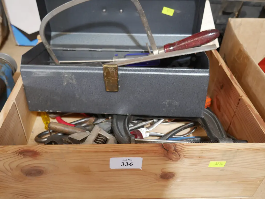 Assorted hand tools Image 1++