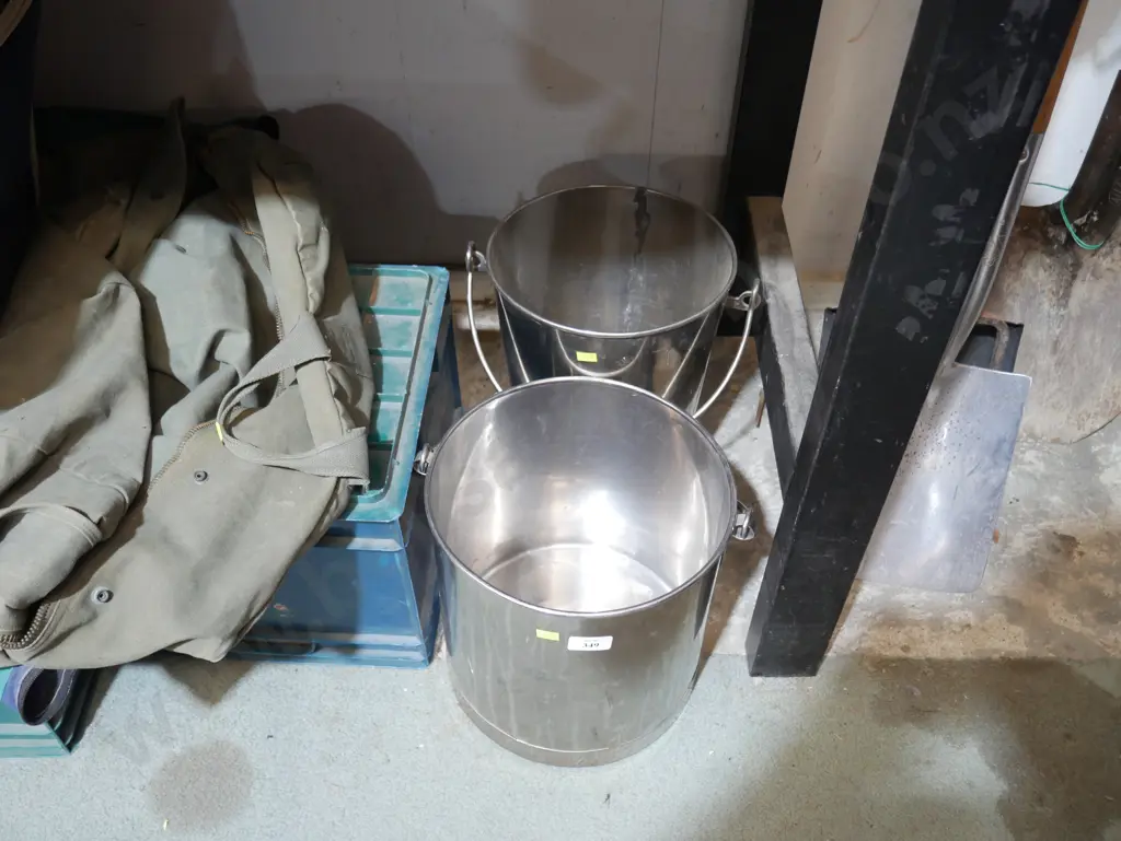 2 stainless buckets Image 1++