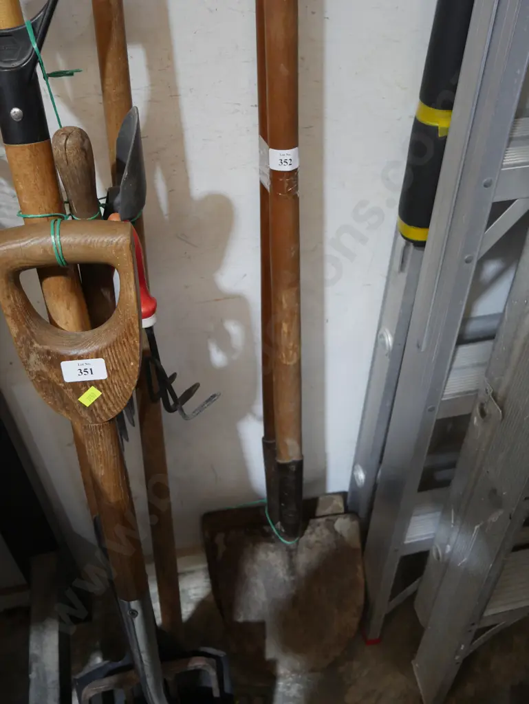2 shovels Image 1++
