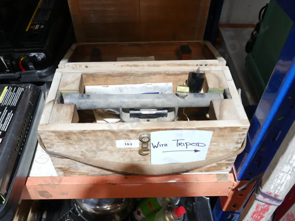 Theodolite and tripod Image 1++