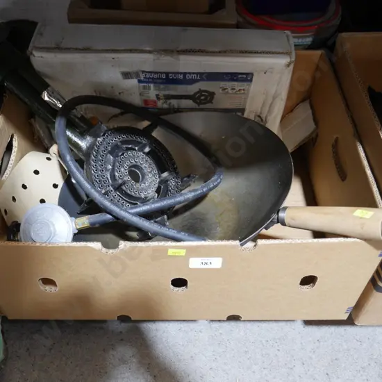 Gas cooker and wok