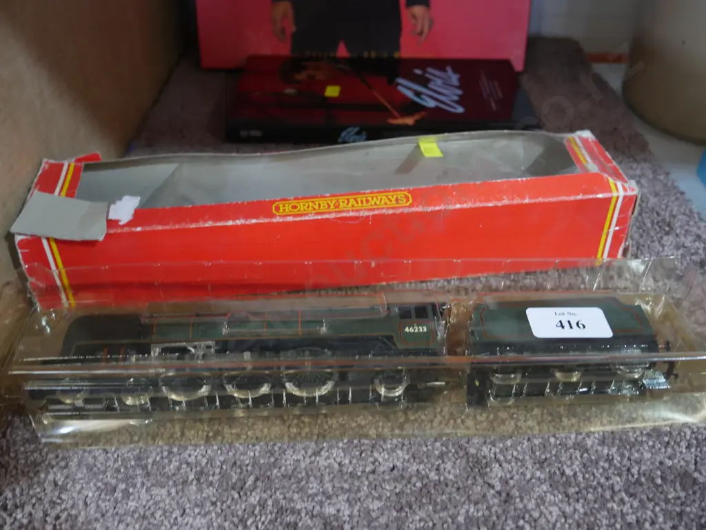 Hornby 00 gauge loco and tender Image 1++