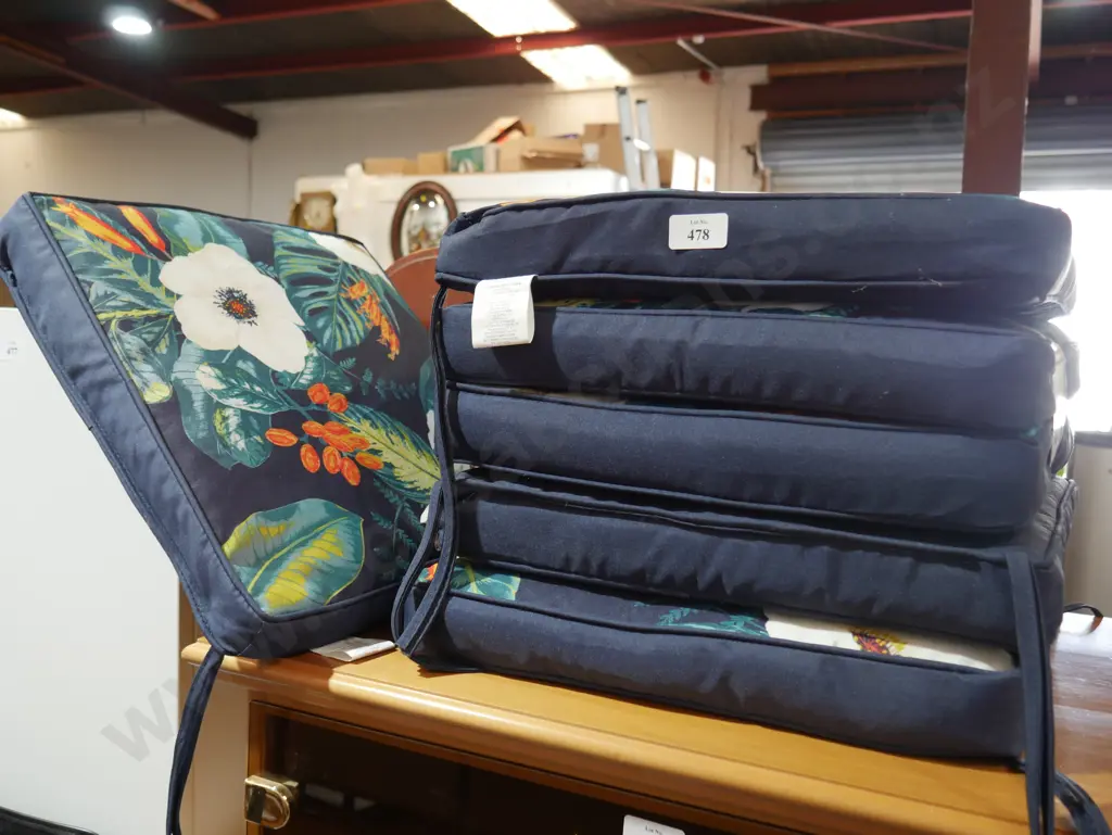 6 cushions Image 1++
