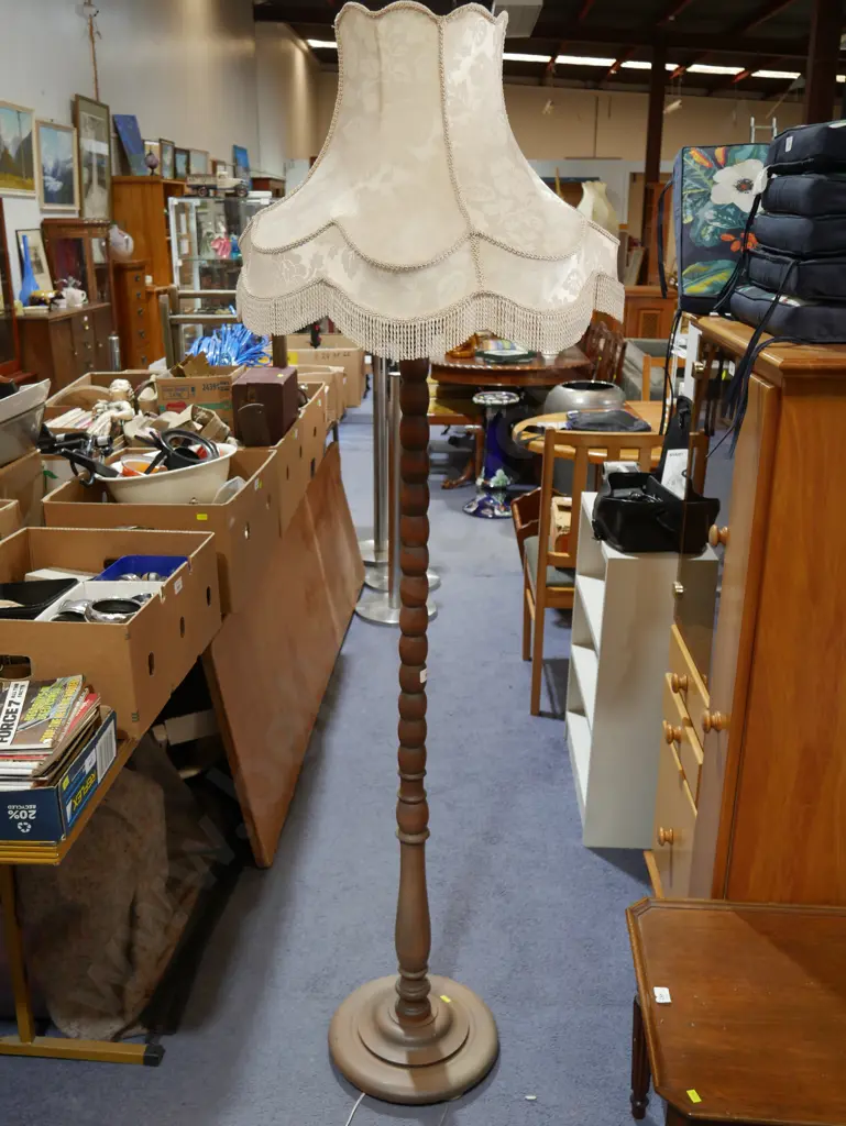 Standard lamp Image 1++