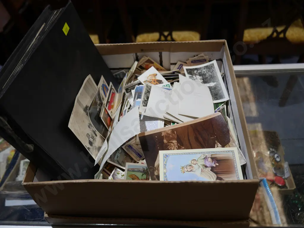 Cigarette cards & vintage photo album Image 1++