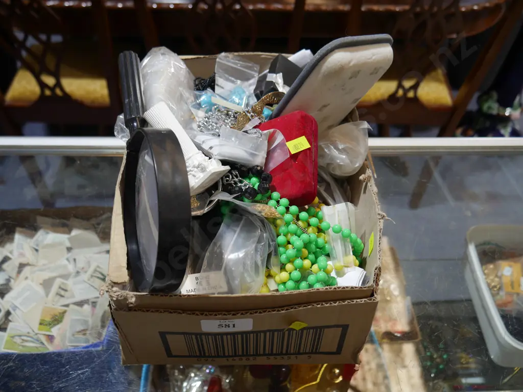 Box of costume jewellery etc Image 1++