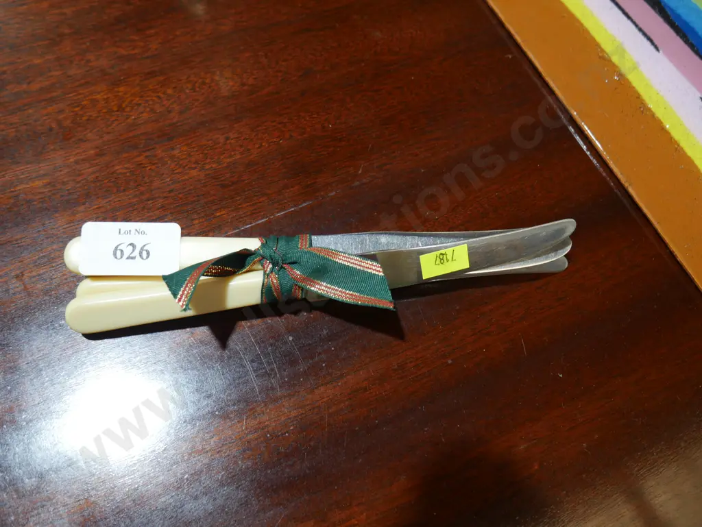 Bone handled knives Image 1++