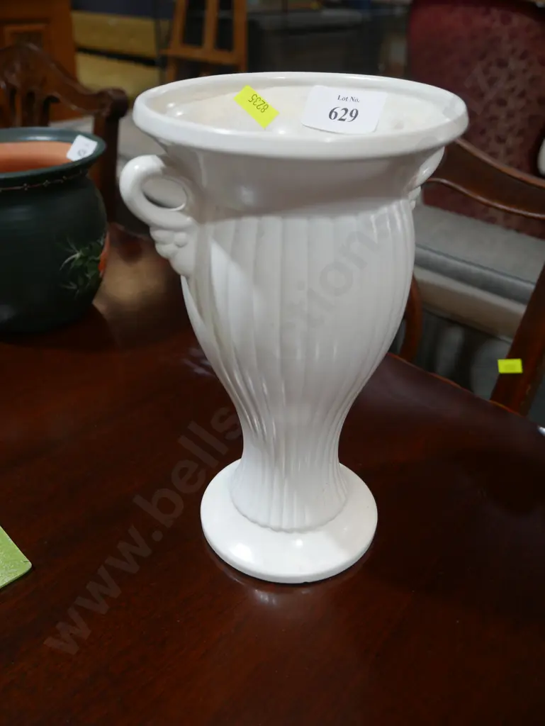 White Crown Lynn vase Image 1++