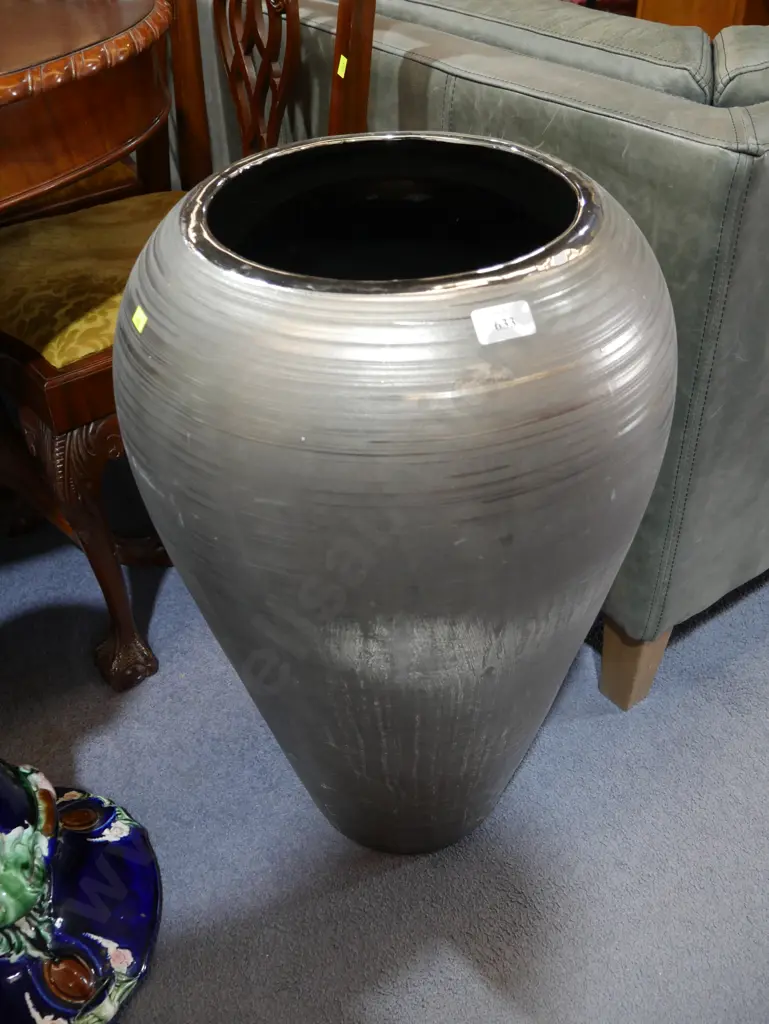 Large garden pot Image 1++
