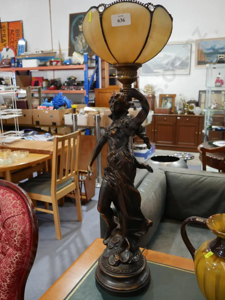 Figurine table lamp Image 1++