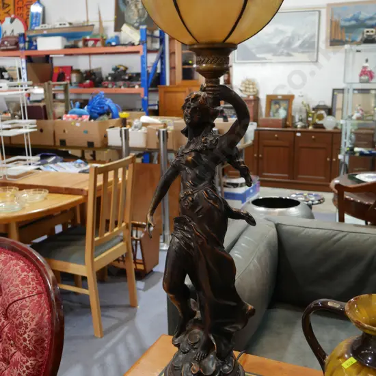 Figurine table lamp