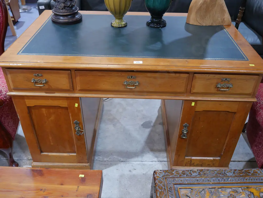 Leather topped desk Image 1++