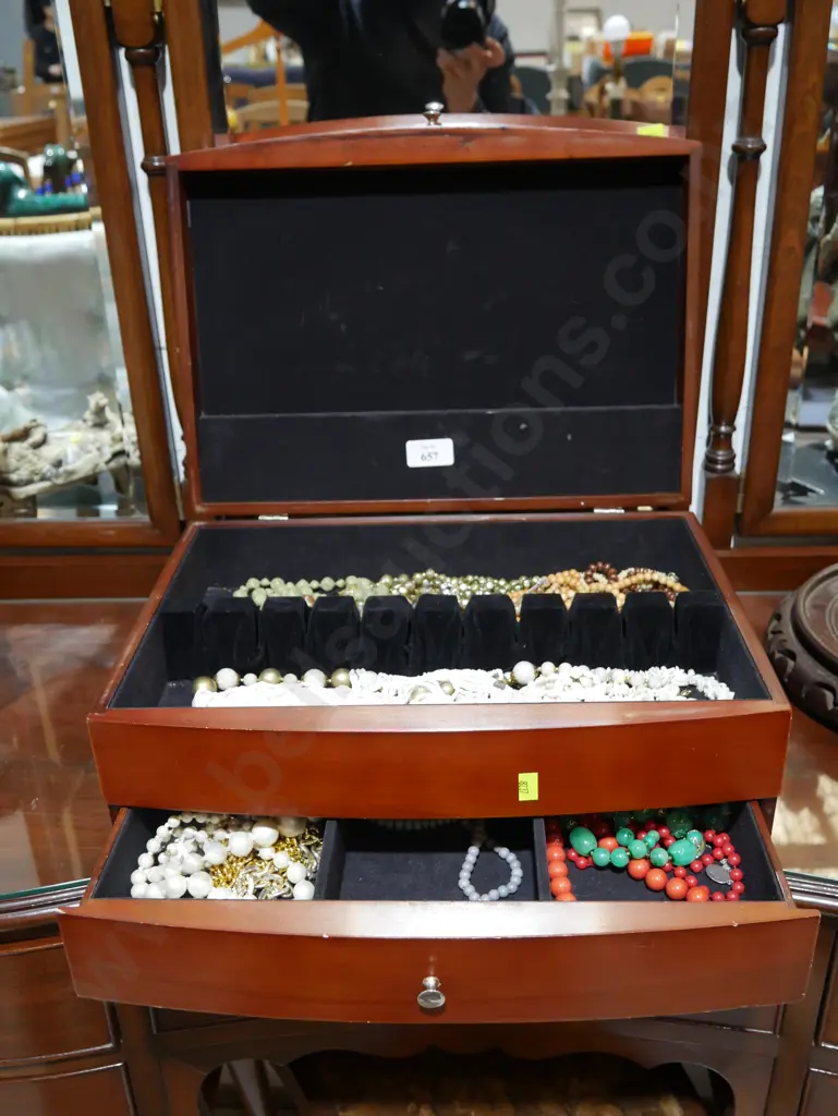 Jewelry box and contents Image 1++